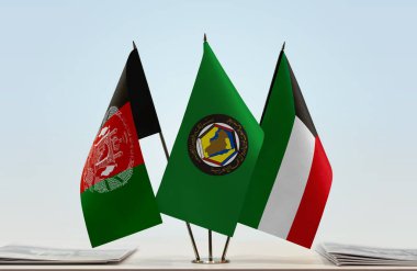 Afganistan ve Kuveyt bayrakları ellerinde belgelerle ayakta
