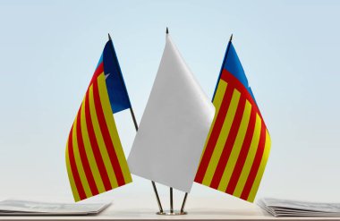 Valencia milliyetçiliği ve beyaz bayraklar kağıtlarla ayakta duruyor