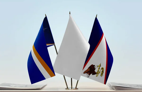 マーシャル諸島アメリカ領サモアと白い旗が立っている — ストック写真