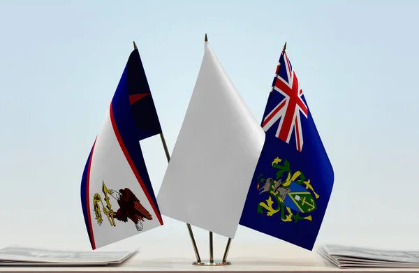 美属萨摩亚皮特凯恩群岛的国旗立着 上面有文件 — 图库照片