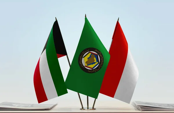 Индонезия Кувейт Флаги Стенде Бумагами — стоковое фото