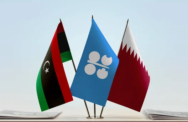 Líbia Katar Zászlói Tanúk Padján Papírokkal — Stock Fotó