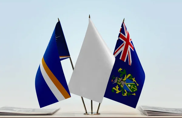 Islas Marshall Islas Pitcairn Banderas Blancas Stand Con Papeles — Foto de Stock