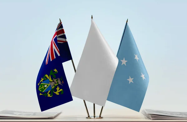 Pitcairn Islands Fsm Witte Vlaggen Standaard Met Papieren — Stockfoto
