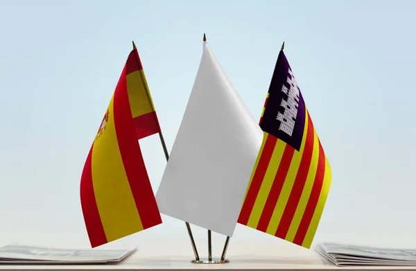 西班牙巴利阿里群岛的国旗上架着纸 — 图库照片