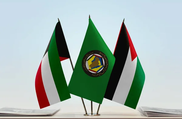 Палестина Кувейт Флаги Стенде Бумагами — стоковое фото