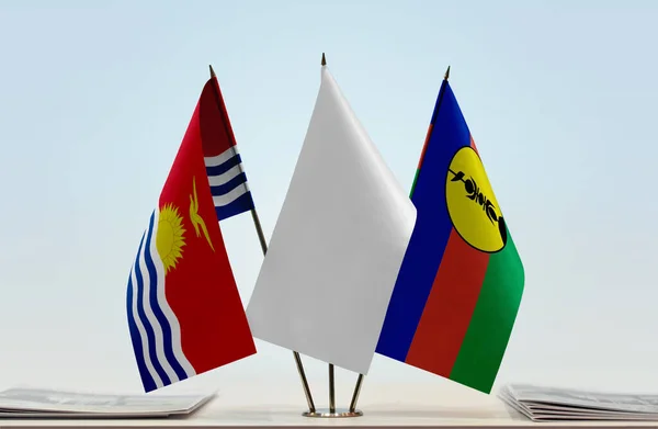 Kiribati Nya Kaledonien Och Vita Flaggor Monter Med Papper — Stockfoto
