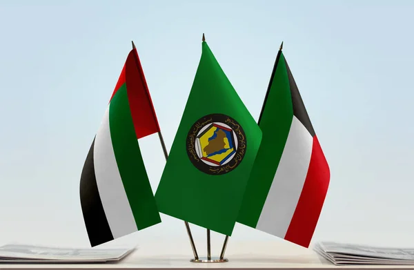 Объединенные Арабские Эмираты Кувейт Флаги Стенде Бумагами — стоковое фото