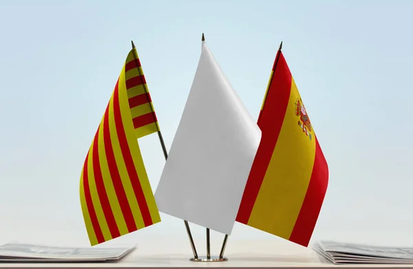 加泰罗尼亚西班牙国旗与文件站在一起 — 图库照片