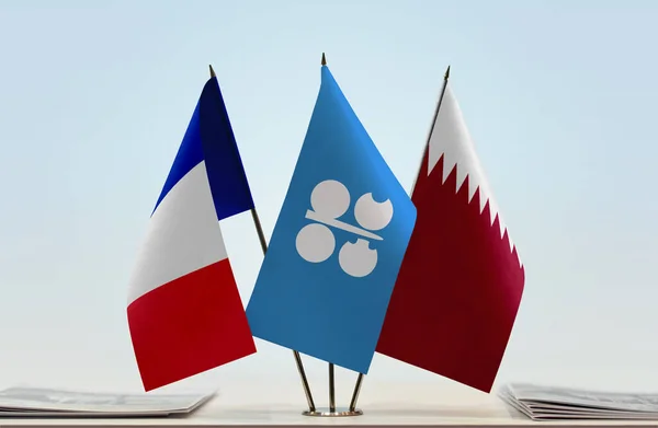 Franciaország Katar Zászlók Standon Papírokkal — Stock Fotó