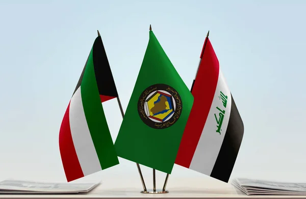 Ирак Кувейт Флаги Стенде Бумагами — стоковое фото