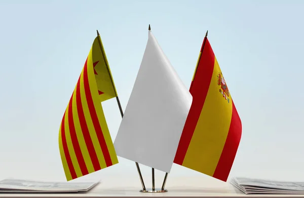 拿着文件站在那里的西班牙国旗 — 图库照片