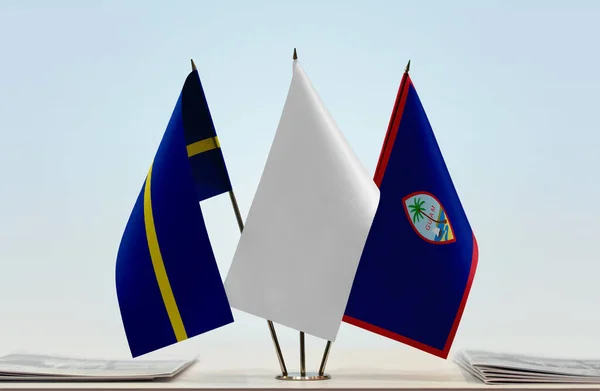 Nauru Guam Drapeaux Blancs Sur Stand Avec Des Papiers — Photo