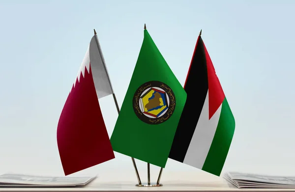 Флаги Катара Стенде Бумагами — стоковое фото