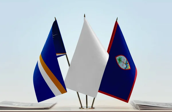 Islas Marshall Guam Banderas Blancas Stand Con Papeles — Foto de Stock