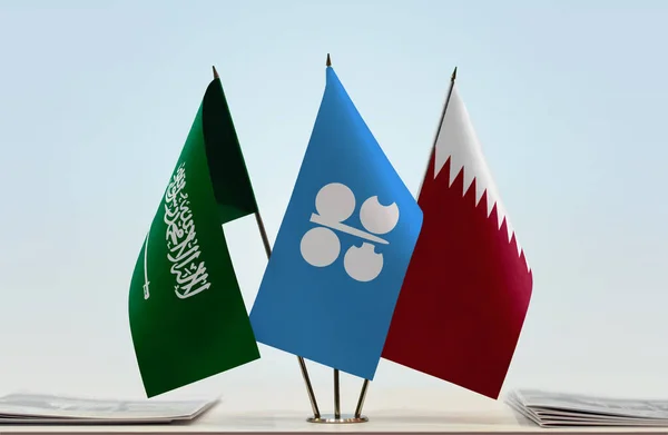 Szaúd Arábia Katar Zászlói Tanúk Padján Papírokkal — Stock Fotó