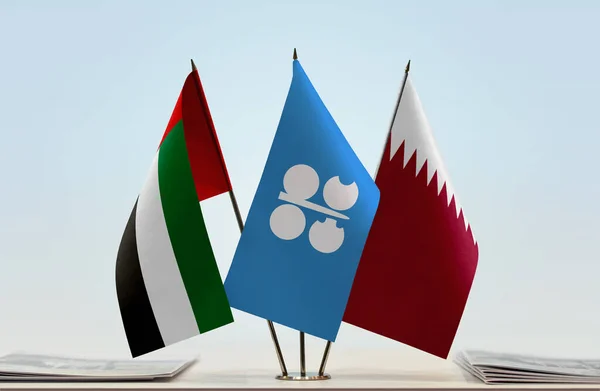Bandeiras Dos Emirados Árabes Unidos Catar Stand Com Papéis — Fotografia de Stock