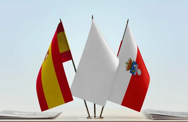 西班牙坎塔布里亚地区的国旗上架着文件 — 图库照片