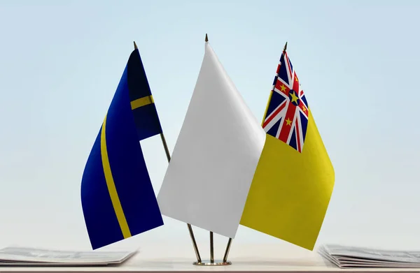 Nauru Niue Białe Flagi Stoisku Papierami — Zdjęcie stockowe