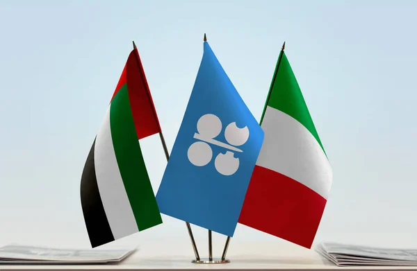 Förenade Arabemiraten Och Italien Flaggor Monter Med Papper — Stockfoto