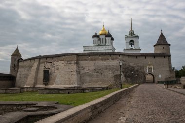 Pskov Kremlin, Pskov / Rusya - 17 Haziran 2018: bulutlu bir hava yazında görünümünde
