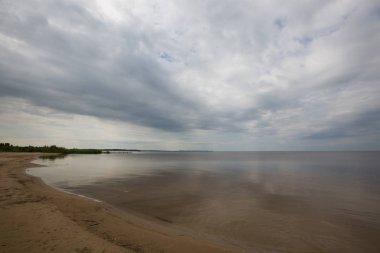 Pis hava Peipsi Gölü üzerinden görkemli bulutlar ile
