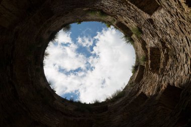 Izborsk, içinde eski Izborsk kale kuleye bakış Pskov, Rusya Federasyonu 18,06,2018