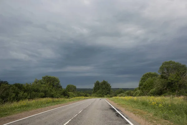 Güzel Yaz Yatay Kırsal Yol Kötü Hava Gökyüzü Rusya — Stok fotoğraf