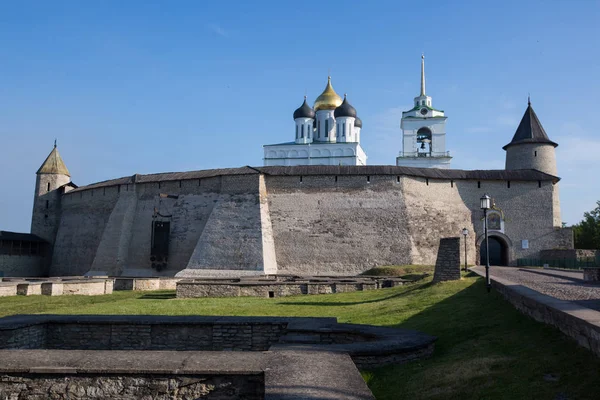 Pskov Kremlin, Pskov / Rusya - 18 Haziran 2018: yaz aylarında güneşli bir hava görünümünde