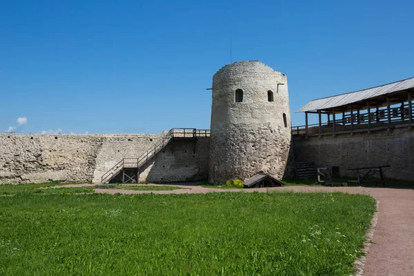 Izborsk Pskov Russia 2018 Veduta Delle Antiche Mura Della Fortezza — Foto Stock