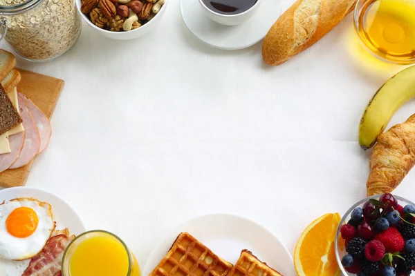 Hälsosam Frukost Med Müsli Frukt Bär Nötter Kaffe Ägg Honung — Stockfoto