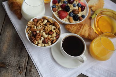 Müsli, meyve, böğürtlen, fındık, kahve, yumurta, bal, yulaf ve diğer yakın çekim ile sağlıklı bir kahvaltı.