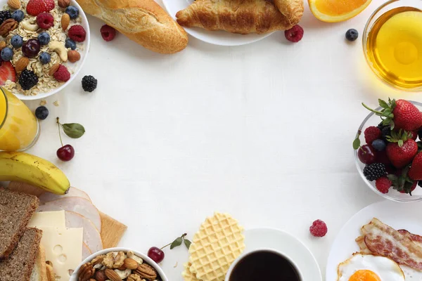 Colazione Sana Con Muesli Frutta Bacche Noci Caffè Uova Miele — Foto Stock