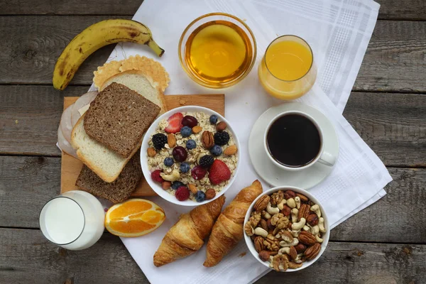 Desayuno Saludable Con Muesli Frutas Bayas Nueces Café Huevos Miel — Foto de Stock