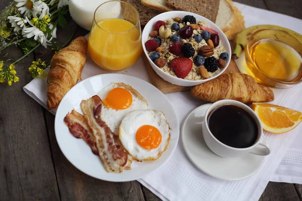 Café Manhã Saudável Com Muesli Frutas Bagas Nozes Café Ovos — Fotografia de Stock