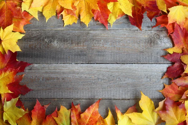 Herbst Ahorn Blätter Rahmen Über Holz Hintergrund Mit Kopierraum — Stockfoto