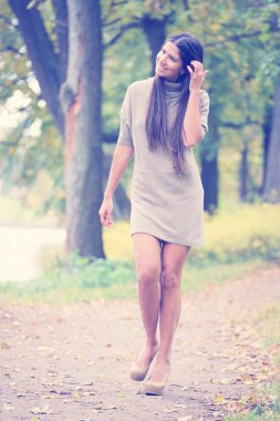 Sezon ve insanlar kavramı - sonbahar parkta yürüyen güzel mutlu genç moda kadın