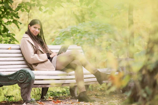 Kobieta Pomocą Cyfrowego Tabletu Siedzi Jesienny Park — Zdjęcie stockowe