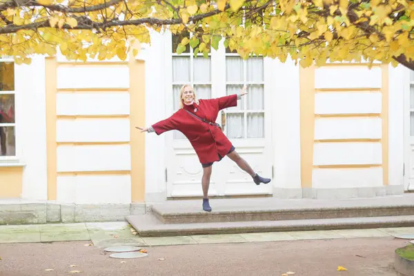 Glücklich Lächelnde Seniorin Herbstpark Hat Spaß — Stockfoto