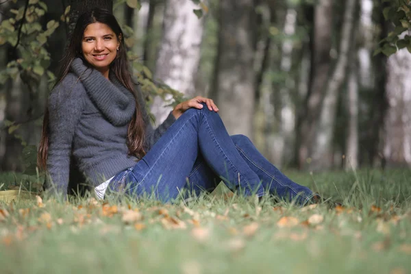 Hermosa Mujer Morena Sentada Debajo Del Árbol Parque Otoño —  Fotos de Stock