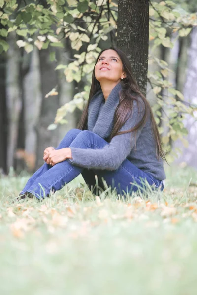 Hermosa Mujer Morena Sentada Debajo Del Árbol Parque Otoño — Foto de Stock