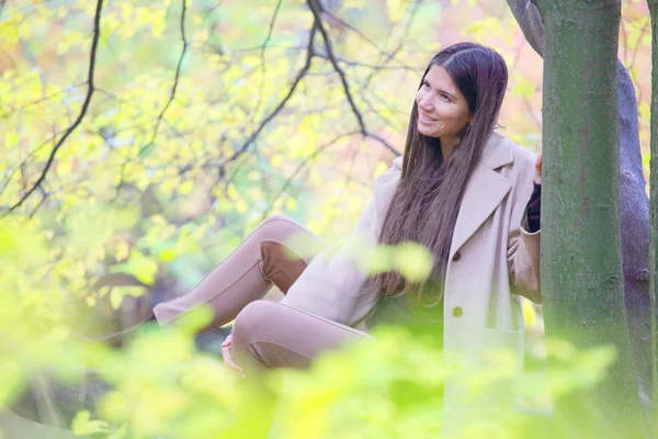 Sezon Ludzi Pojęcie Portret Szczęśliwy Piękna Młoda Kobieta Jesienny Park — Zdjęcie stockowe