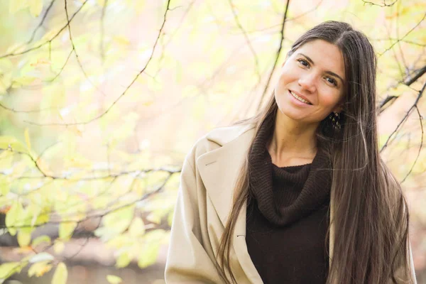 Concepto Temporada Gente Hermoso Retrato Mujer Joven Feliz Parque Otoño — Foto de Stock