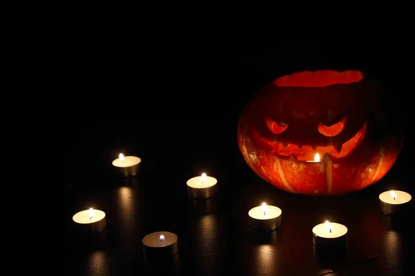 Belysta Söt Halloween Pumpa Och Brinnande Ljus Isolerad Svart Bakgrund — Stockfoto