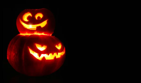 Calabazas Halloween Lindas Iluminadas Aisladas Sobre Fondo Negro —  Fotos de Stock