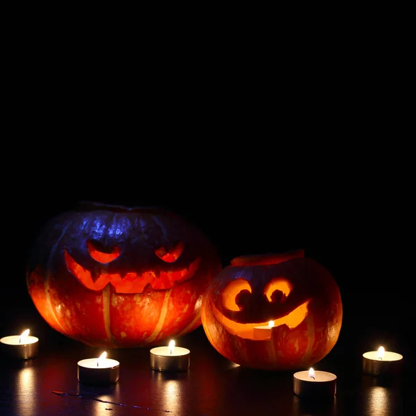 Belysta Söt Halloween Pumpa Och Brinnande Ljus Isolerad Svart Bakgrund — Stockfoto