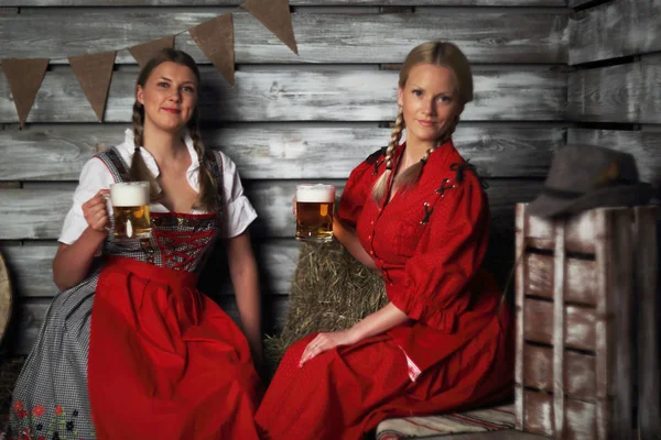 Hermosas Mujeres Oktoberfest Sosteniendo Tazas Cerveza Heno —  Fotos de Stock