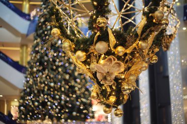 Noel ağacı zemin üzerine altın dekoratif Noel baubles