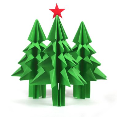 Beyaz arka planda izole edilmiş yeşil el sanatları kağıdından Origami Noel ağaçları