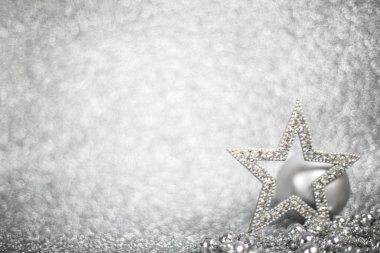 Noel tatil bileşimi şenlikli dekorasyonu topları ve star gümüş glitter bokeh arka plan üzerinde